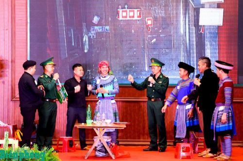 Tiểu phẩm tuyên truyền bằng tiếng Mông “Tôi hiểu rồi” của Đội thi Bộ đội Biên phòng tỉnh Lào Cai được Ban Giám khảo, các đại biểu và khán giả đánh giá cao. Ảnh: Thanh Xuân