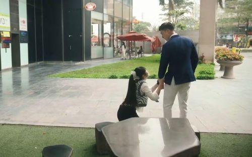 Thậm chí, cô còn quỳ gối nài nỉ Lâm khiến khán giả có phản ứng trái chiều vì tình tiết này.