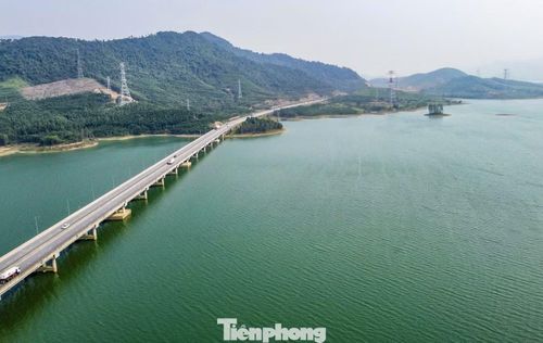  Điểm nhấn nổi bật là cầu Yên Mỹ trên tuyến cao tốc Bắc - Nam phía Đông bắc qua hồ Yên Mỹ. Điều này góp phần tôn lên vẻ đẹp hài hòa giữa công trình hiện đại và thiên nhiên hoang sơ. 