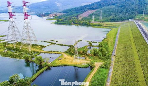  Sự kết hợp giữa mặt nước rộng lớn và địa hình núi đồi tạo nên nhiều eo hồ, bán đảo và đảo nhỏ. Nhìn từ trên cao, toàn bộ khu vực hiện lên như một bức tranh thủy mặc, nơi thiên nhiên gần như còn nguyên vẹn. 