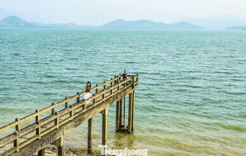 Đại diện UBND xã Công Chính cho biết, hồ Yên Mỹ có lợi thế lớn về cảnh quan và khí hậu, rất phù hợp để phát triển du lịch sinh thái, nghỉ dưỡng. Tuy nhiên, hoạt động du lịch tại đây chủ yếu mang tính tự phát, chưa có đầu tư bài bản để tạo ra giá trị kinh tế tương xứng.