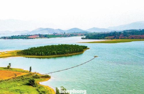 Sự kết hợp giữa mặt nước rộng lớn và địa hình núi đồi tạo nên nhiều eo hồ, bán đảo và đảo nhỏ. Nhìn từ trên cao, toàn bộ khu vực hiện lên như một bức tranh thủy mặc, nơi thiên nhiên gần như còn nguyên vẹn.