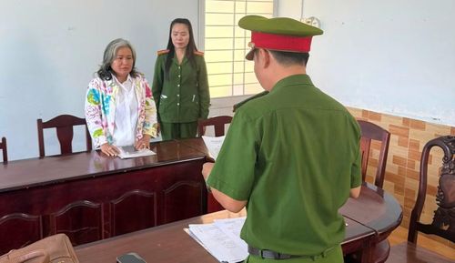 Tống đạt quyết định khởi tố bị can, bắt tạm giam đối với Trần Thị Bích Phượng.