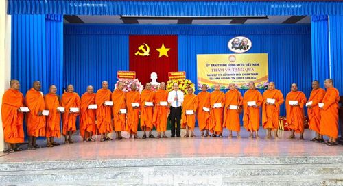  Ông Hoàng Công Thủy - Phó Chủ tịch Ủy ban Trung ương MTTQ Việt Nam tặng quà cho các vị chức sắc, chức việc, Achar, người có uy tín. 
