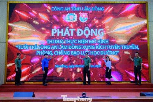 Các đại biểu thực hiện nghi thức ra mắt mô hình.