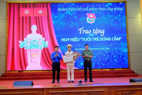 Đại úy Lê Đình Thành nhận Huy hiệu "Tuổi trẻ dũng cảm" và bằng khen của Trung ương Đoàn.