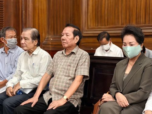 Bị cáo Lê Quang Thung (thứ 3 từ trái sang) tại phiên tòa.