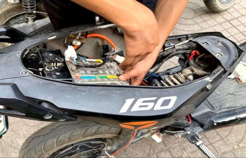 Học sinh mua IC, động cơ công suất lớn về tự cải tạo xe điện.