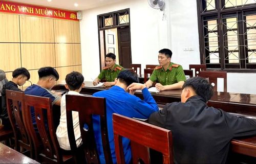 Nhóm học sinh bị mời lên làm việc sau khi phát hiện vi phạm.