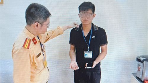 Thí sinh B.D.C (SN 2001, trú xã Tân Lạc, tỉnh Phú Thọ, SBD 63) sử dụng điện thoại di động, thiết bị thu phát sóng và tai nghe không dây siêu nhỏ để gian lận phần thi lý thuyết. Ảnh: Cục CSGT