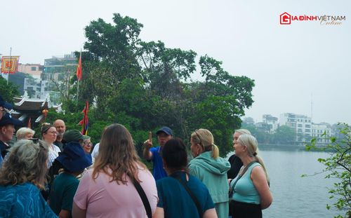 Theo người trông coi đền Thủy Trung Tiên là nơi đón lượng du khách khá lớn mỗi ngày, đặc biệt, thời gian gần đây, trong số rất nhiều du khách nước ngoài, có 1 vị khách du lịch người Pháp gần như chiều nào cũng đến đây để chụp ảnh, nghiên cứu về phong cảnh và di tích lịch sử này. 
