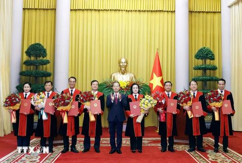 Bí thư Trung ương Đảng, Chánh án Tòa án nhân dân Tối cao Nguyễn Văn Quảng tặng hoa chúc mừng các Thẩm phán Tòa án Nhân dân Tối cao nhận Quyết định bổ nhiệm. (Ảnh: Thống Nhất/TTXVN)