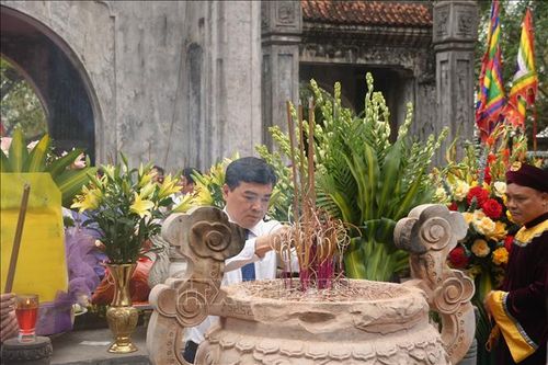 Ủy viên Trung ương Đảng, Phó Bí thư Tỉnh ủy, Chủ tịch UBND tỉnh Thanh Hóa Nguyễn Hoài Anh dâng hương kính cáo Anh hùng dân tộc Triệu Thị Trinh. Ảnh: Việt Hoàng/TTXVN