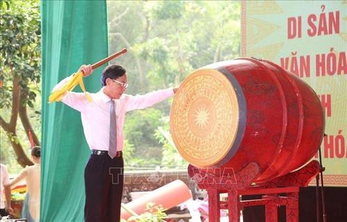 Phó Chủ tịch UBND tỉnh Thanh Hóa Đậu Thanh Tùng đánh trống khai hội Lễ hội đền Bà Triệu năm 2026. Ảnh: Hoa Mai/TTXVN