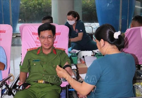Lễ phát động thu hút rất đông người tham gia hiến máu.