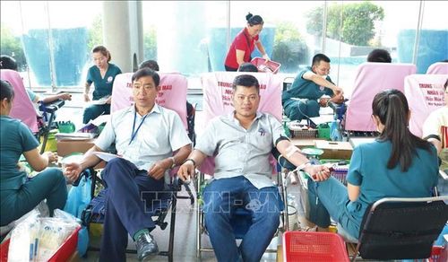 Lễ phát động thu hút hàng trăm người tham gia hiến máu.