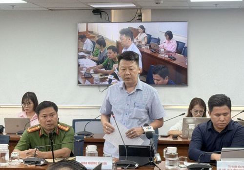 Ông Lê Nguyễn Việt Nam, quyền Trưởng Phòng Kinh tế hạ tầng và đô thị, UBND phường Sài Gòn trả lời các cơ quan báo chí chiều 9/4.