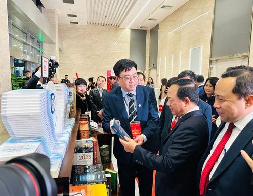 Ông Trịnh Văn Quyết - Ủy viên Bộ Chính trị, Bí thư Trung ương Đảng, Trưởng ban Tuyên giáo và Dân vận Trung ương và ông Vũ Hải Quân - Ủy viên Trung ương Đảng, Bộ trưởng Bộ Khoa học và Công nghệ tham quan trưng bày sách tại Lễ trao Giải thưởng Sách Quốc gia lần thứ VIII.