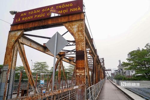 Cầu được khởi công vào tháng 9/1898 và khánh thành năm 1902, trải qua hơn một thế kỷ tồn tại cùng nhiều biến động của đất nước.