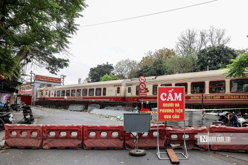 Việc sửa chữa nhằm mục tiêu bảo đảm an toàn cho tuyến đường sắt Hà Nội – Đồng Đăng đi qua khu vực này. Trong ảnh là dải phân cách cứng đã được lắp đặt tại lối lên cầu Long Biên, theo hướng từ Bồ Đề về phường Hoàn Kiếm.
