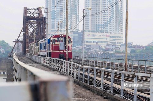 Hiện tàu hỏa vẫn lưu thông qua cầu Long Biên bình thường, trong khi các hạng mục sửa chữa, cải tạo được tổ chức thi công xen kẽ, đảm bảo không làm gián đoạn hoạt động của tuyến đường sắt.