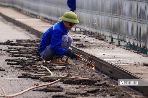 Đơn vị thi công đang tiến hành hàn lắp hệ thống máng thoát nước mới dọc theo mặt cầu nhằm đảm bảo khả năng tiêu thoát nước sau khi hoàn thiện.