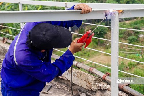 Hệ thống lan can han gỉ, hao mòn cũng đang được triển khai thay mới.