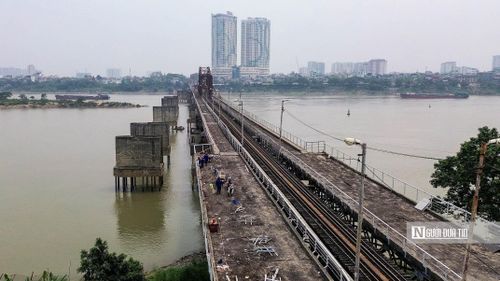 Ghi nhận của Người Đưa Tin tại cầu Long Biên, công nhân cùng máy móc thi công liên tục nhằm sửa chữa, cải tạo các hạng mục của cây cầu này.