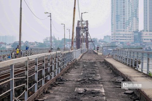 Theo đại diện kỹ thuật công trường, các tấm đan bê tông mác 400 sẽ được sử dụng nhằm tạo bề mặt phẳng, tăng khả năng chịu lực, thay thế các đoạn mặt cầu hư hỏng. Loại bê tông cường độ cao này giúp giảm nguy cơ nứt vỡ khi có tải trọng lớn; đồng thời, các máng thoát nước bằng thép cũng được thay thế.