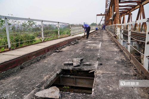 Tại một số nhịp cầu Long Biên, các tấm đan bê tông mặt đường đã xuống cấp được cào bóc hoàn toàn. Bề mặt cầu tại khu vực thi công đã được cào bóc lớp bê tông cũ, để lộ nền đường thô, phục vụ cho việc gia cố và đổ lớp mặt mới.