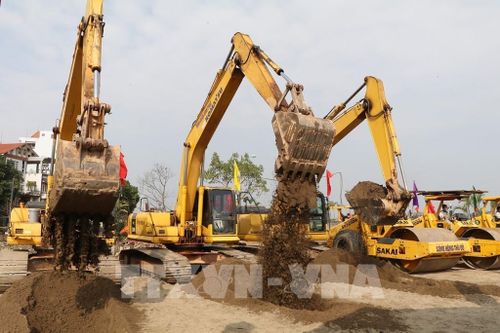 Chênh lệch lớn giữa giá công bố và thực tế khiến nhiều gói thầu phải thi công cầm chừng, đối mặt nguy cơ vượt tổng mức đầu tư. Ảnh: Trung Kiên - TTXVN