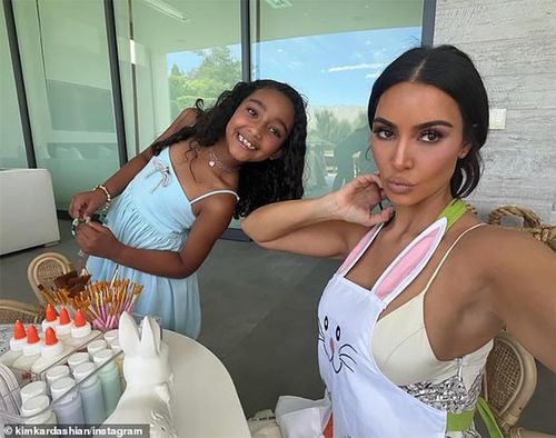Kim Kardashian và con gái.