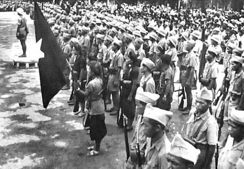 Lực lượng tự vệ Thành Hà Nội những ngày tháng 8-1945. Ảnh: Tư liệu