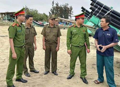 Công an xã Quảng Bình cùng các thành viên tổ bảo vệ ANTT ở cơ sở tuyên truyền, vận động Nhân dân tích cực tham gia phòng, chống tội phạm.