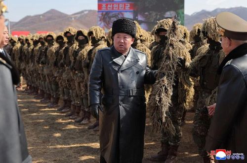 Chủ tịch Triều Tiên Kim Jong Un thị sát các đơn vị quân đội. Ảnh: Bloomberg