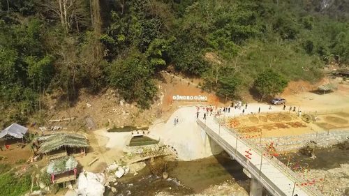 Đường vào động Bo Cúng, xã Sơn Thủy.
