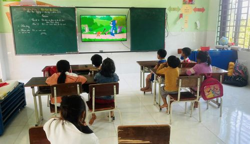 Học sinh Trường Phổ thông dân tộc bán trú Tiểu học Trà Leng 1 thích thú khi có thiết bị học tập mới. Ảnh: NTCC.