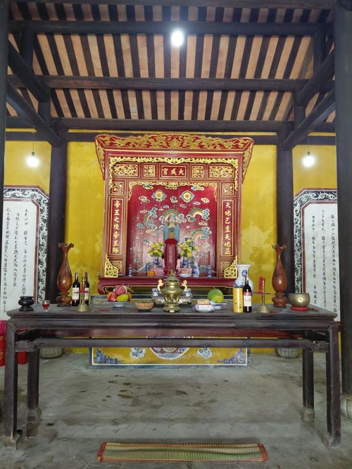Gian chánh điện thờ tượng và bài vị Khổng Phu Tử. Ảnh: Hà Thủy.