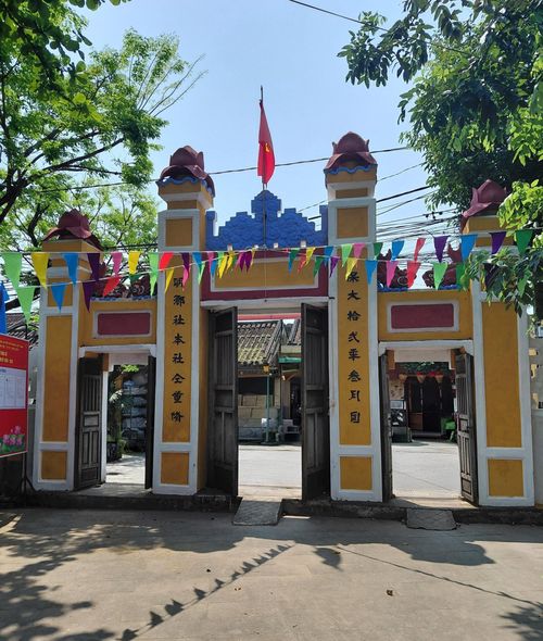 Tam quan đình Văn chỉ Minh Hương, nhìn từ bên trong. Ảnh: Hà Thủy.