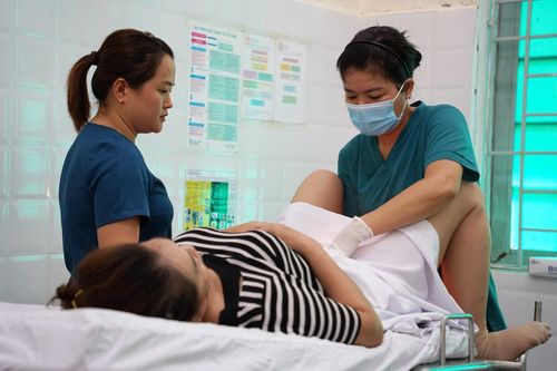 Người dân tham gia chương trình khám, tầm soát miễn phí tại Trạm Y tế phường Liên Chiểu. Ảnh: TA