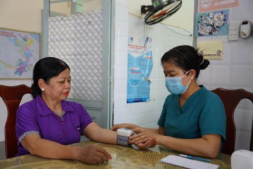 Cán bộ y tế tư vấn, hướng dẫn người dân theo dõi sức khỏe định kỳ. Ảnh: TRÂM ANH