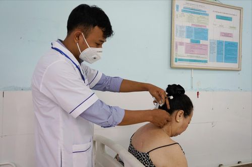 Cán bộ y tế Trạm Y tế phường Hòa Xuân thực hiện điện châm cho bệnh nhân. Ảnh: TRÂM ANH