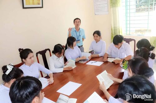 Người dân mong muốn Đồng Nai sẽ tăng cường trang bị kỹ năng sống cho học sinh. Trong ảnh: Tiết đọc sách trong thư viện của học sinh Trường THPT Chu Văn An A (phường Chơn Thành). Ảnh: Hải Yến