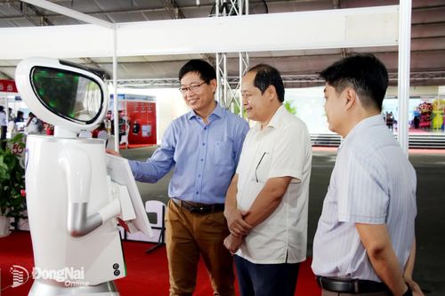 Đại diện Trường đại học Lạc Hồng giới thiệu các sản phẩm công nghệ số tại sự kiện Techfest Dong Nai 2025. Ảnh: Hải Quân