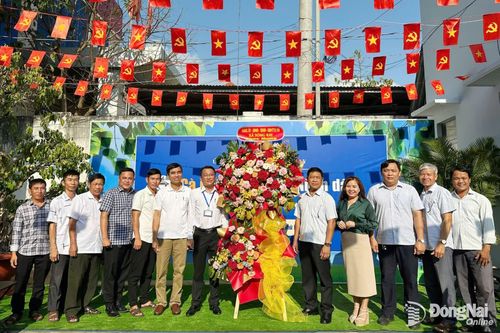 Xã Sông Ray tổ chức ra mắt mô hình “Cà phê sáng với nhân dân”. Ảnh: Nhật Nguyễn