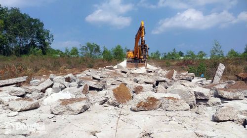 Cơ quan chức năng xã Dầu Giây tiến hành tháo dỡ toàn bộ đường giao thông xây dựng trái phép. Ảnh: Nhật Quang