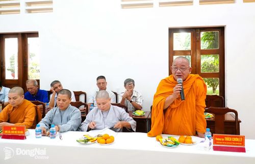 Các vị chức sắc, chức việc, già làng, người có uy tín trong vùng đồng bào dân tộc thiểu số phát biểu tại buổi họp mặt. Ảnh: Văn Tâm