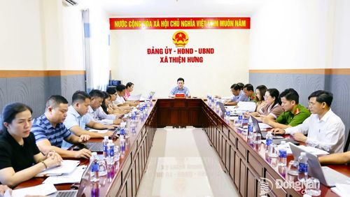 Tỉnh ủy viên, Bí thư Đảng ủy, Chủ tịch HĐND xã Đặng Hà Giang, Tổ trưởng Tổ công tác phát triển khoa học, công nghệ, đổi mới sáng tạo và chuyển đổi số xã Thiện Hưng chỉ đạo tại cuộc họp. Ảnh: Như Tình