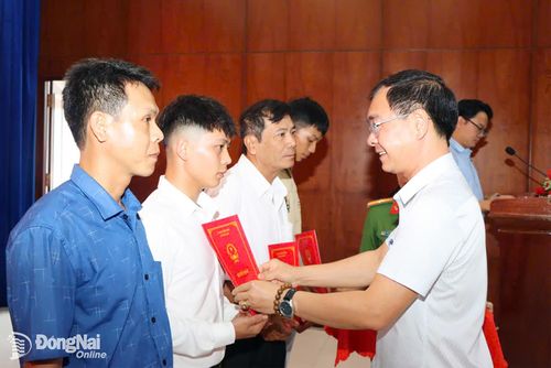 Trao quyết định công nhận Tổ viên Tổ bảo vệ an ninh, trật tự ở cơ sở. Ảnh: Ngọc Hoàng