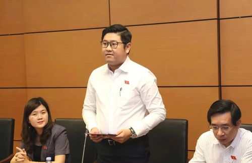  ĐB Vũ Hồng Quân đề nghị cơ quan soạn thảo tiếp tục rà soát, nghiên cứu, để không chỉ dừng ở việc cung cấp thông tin theo yêu cầu, mà cần đặt ra nghĩa vụ liên thông, chia sẻ dữ liệu giữa các cơ quan. Ảnh: Đoàn ĐBQH tỉnh 
